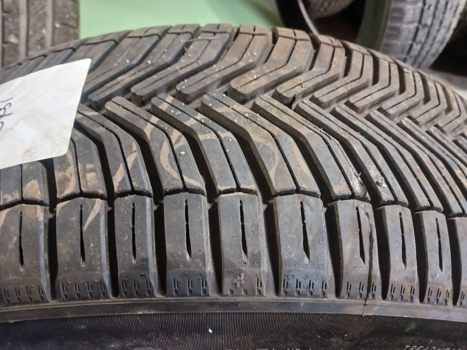 235 60 R18 Michelin Cross Climate All Weather Tire - NEW - photo 2