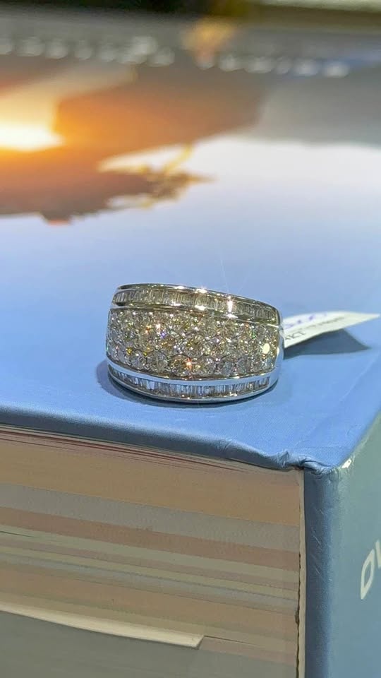 14kt White Gold Diamond Ring - 9g, 2.00ct