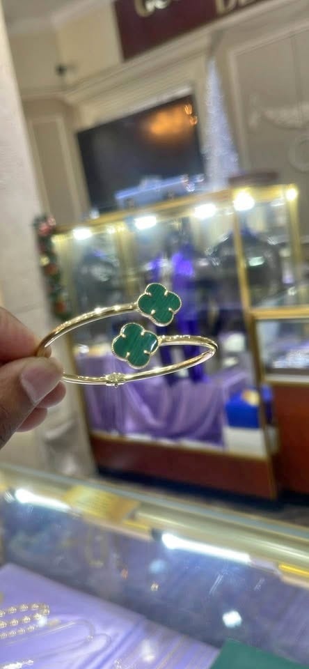 Clover shape gold bangle 10kt
