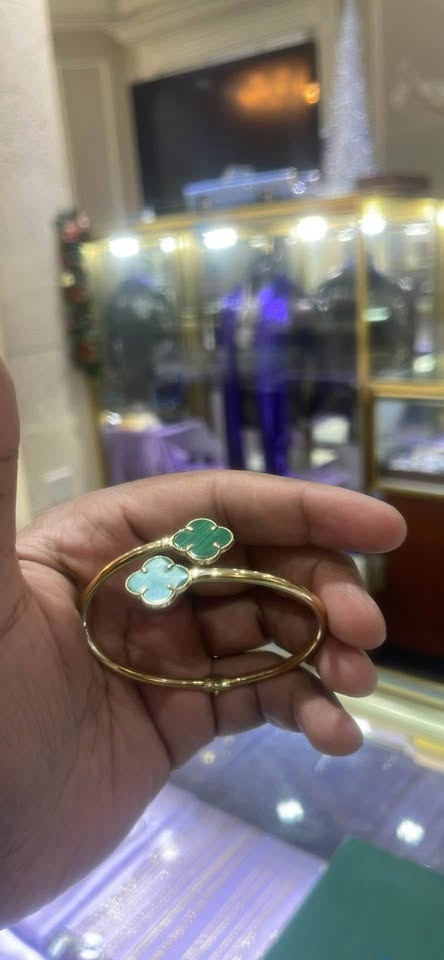 Clover shape gold bangle 10kt - photo 2