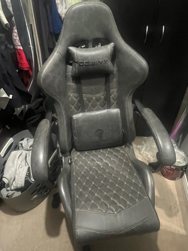 Dowinx Gaming Chair and Desk