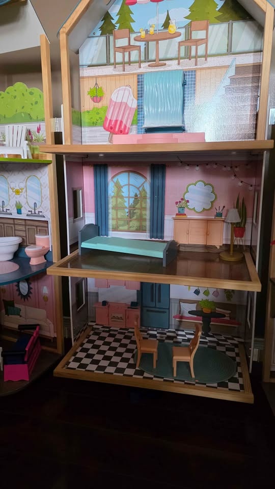 Euc wooden large doll house - photo 2