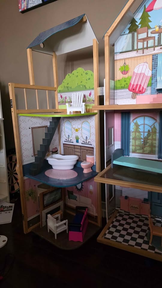 Euc wooden large doll house - photo 3