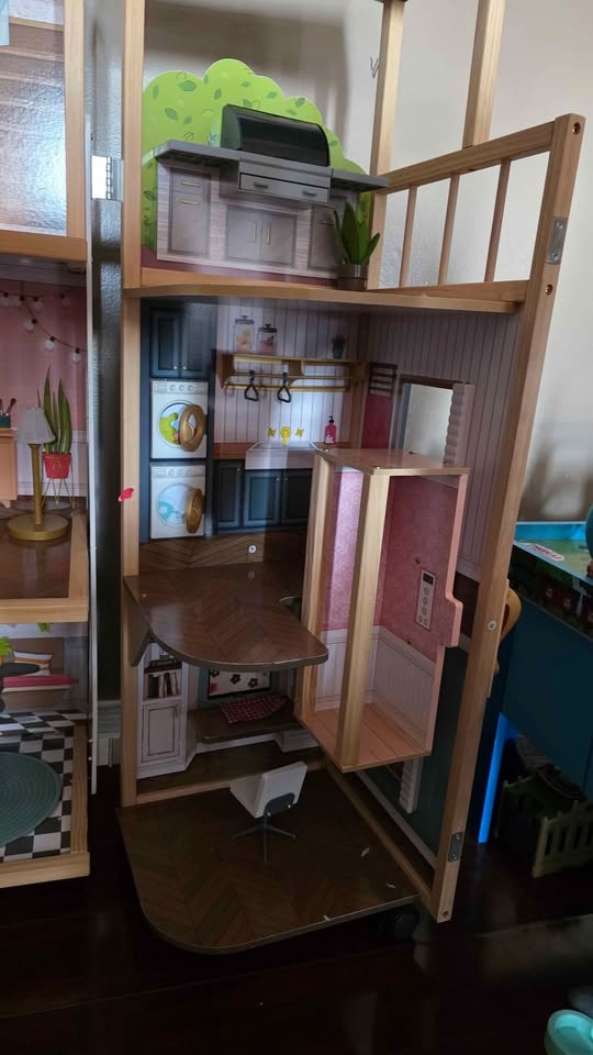 Euc wooden large doll house - photo 4