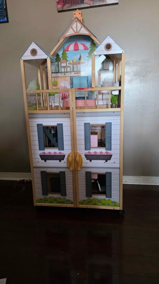 Euc wooden large doll house - photo 5