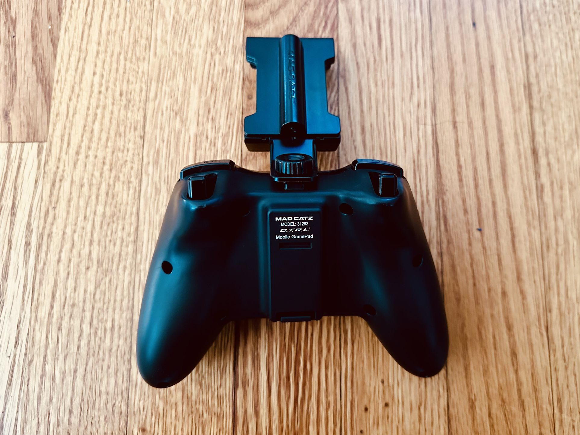 Mad Catz C.T.R.L Bluetooth Controller for iOS, PC, Phone - photo 2
