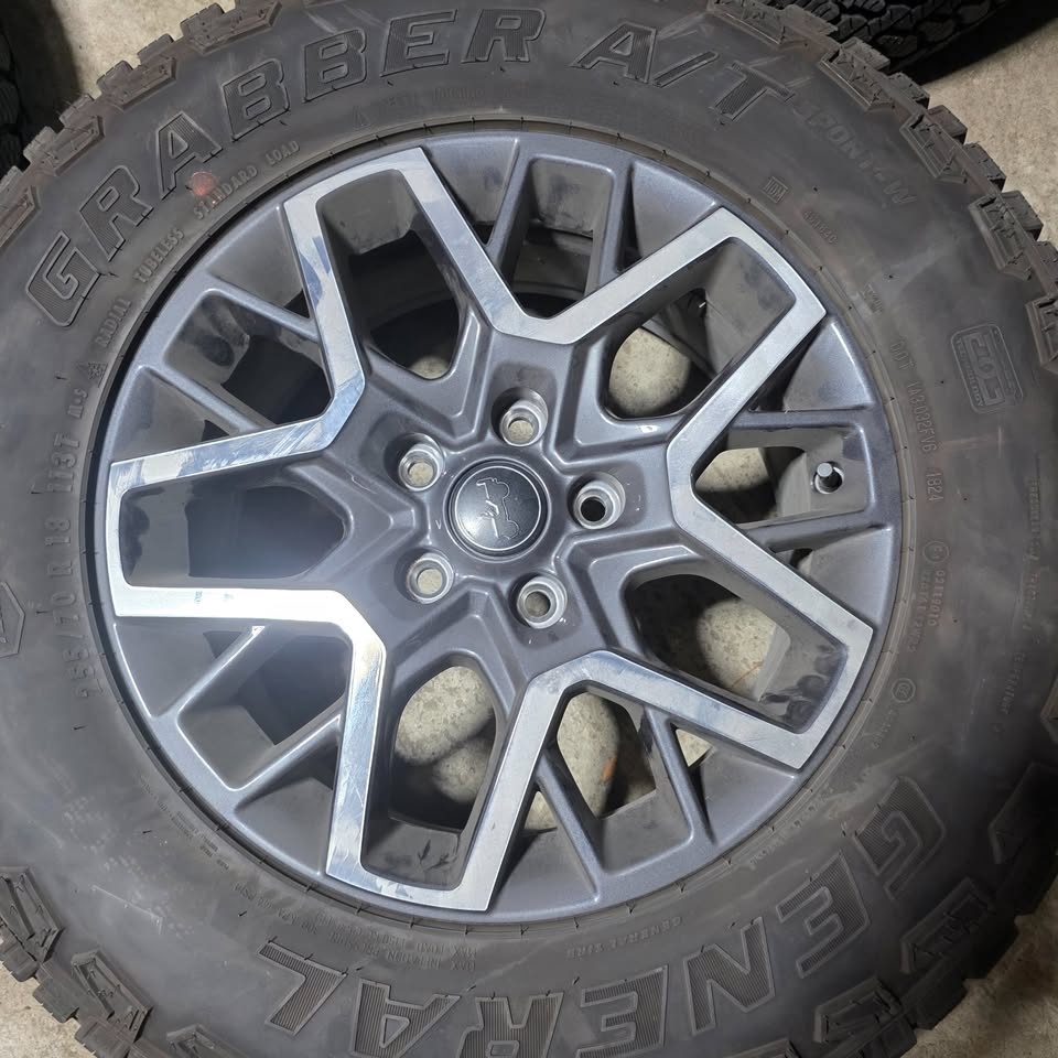 255/70/18 General A/T Tires with Jeep Rims & TPMS - photo 2