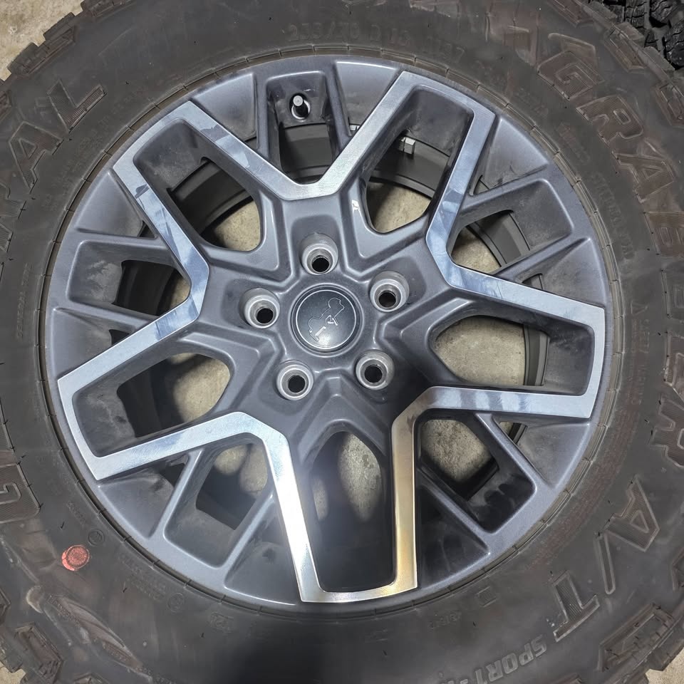 255/70/18 General A/T Tires with Jeep Rims & TPMS - photo 3