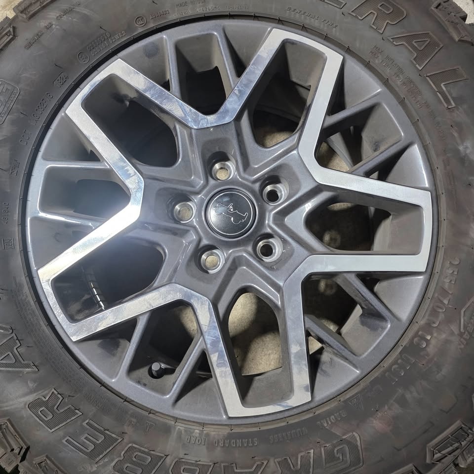 255/70/18 General A/T Tires with Jeep Rims & TPMS - photo 4