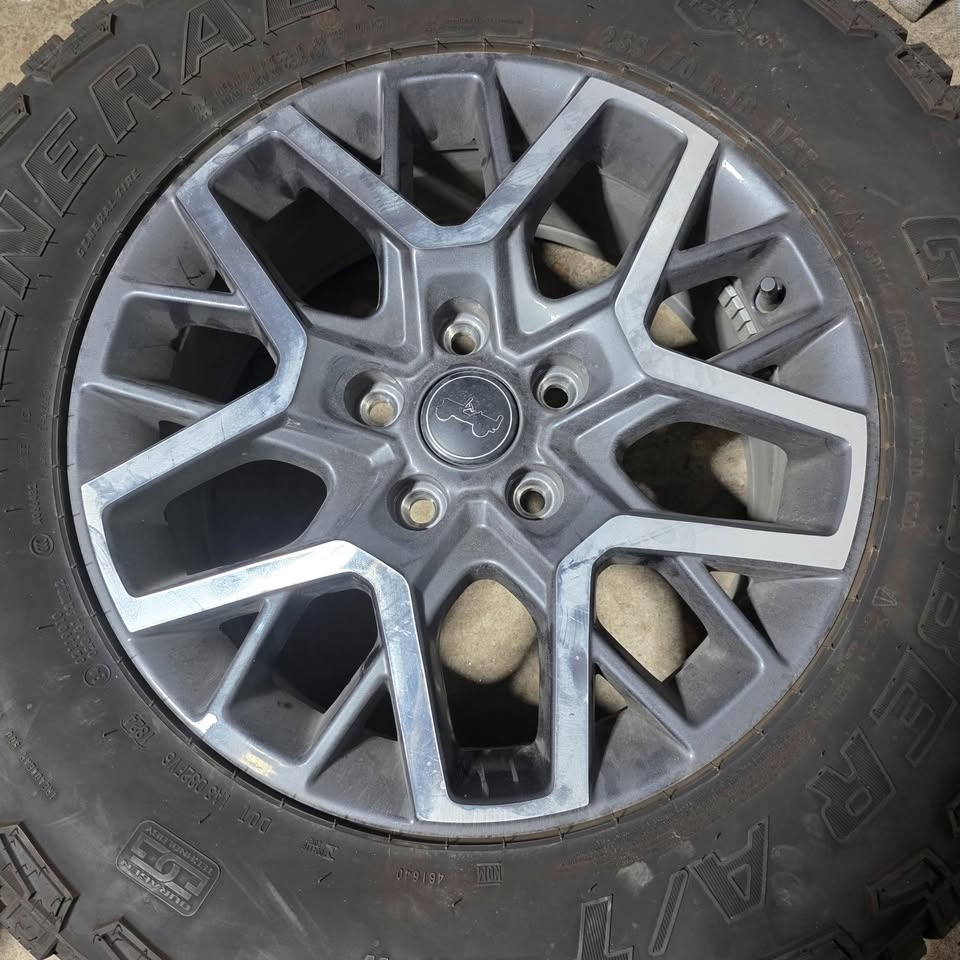 255/70/18 General A/T Tires with Jeep Rims & TPMS - photo 5