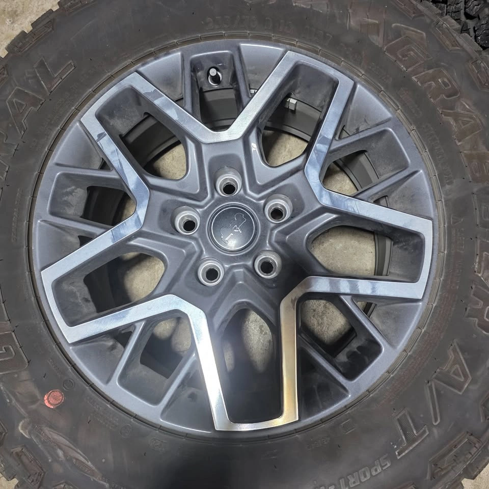 255/70/18 General A/T Tires with Jeep Rims & TPMS - photo 3