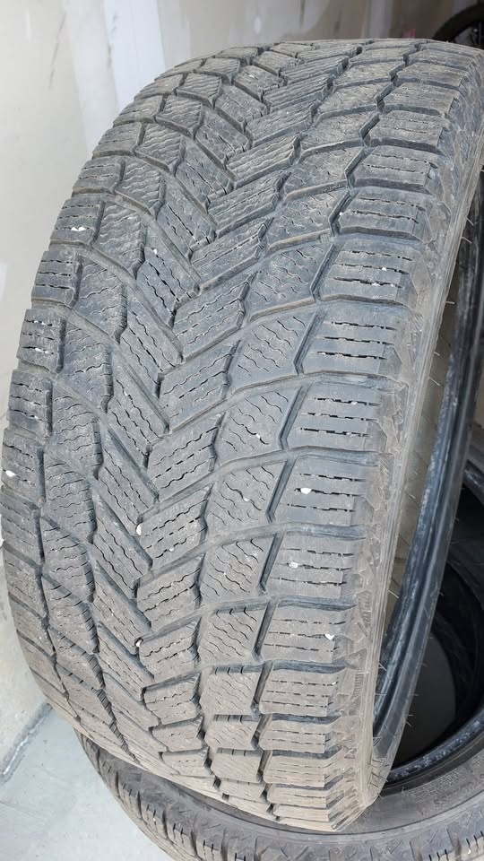 235/65/18 Michelin Winter Tires with Rims - photo 4