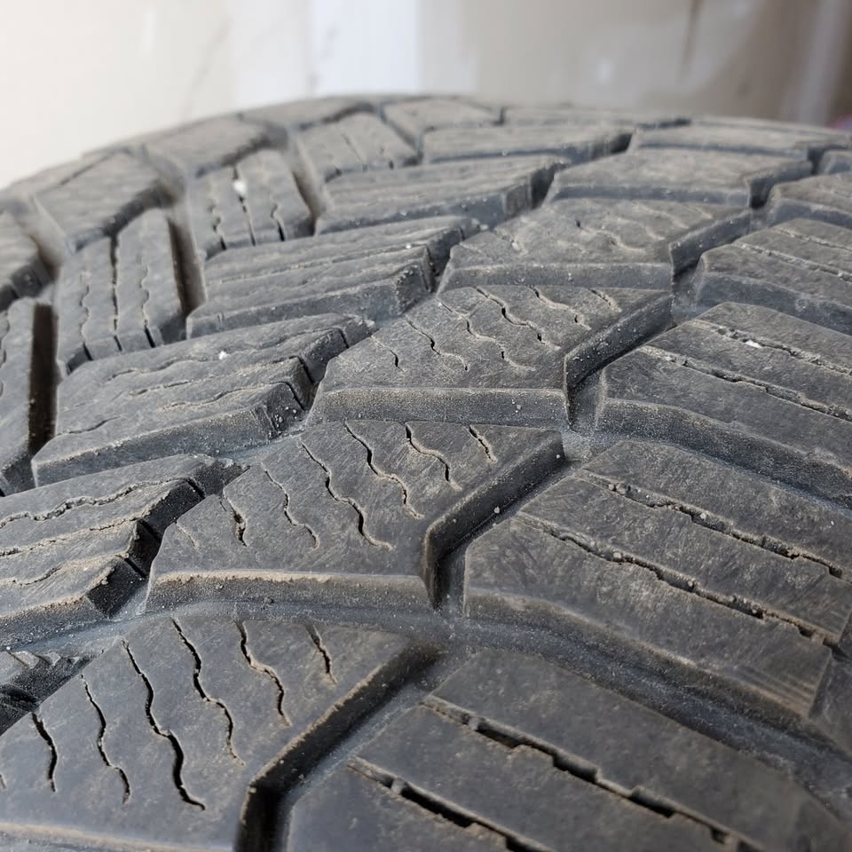 235/65/18 Michelin Winter Tires with Rims - photo 5