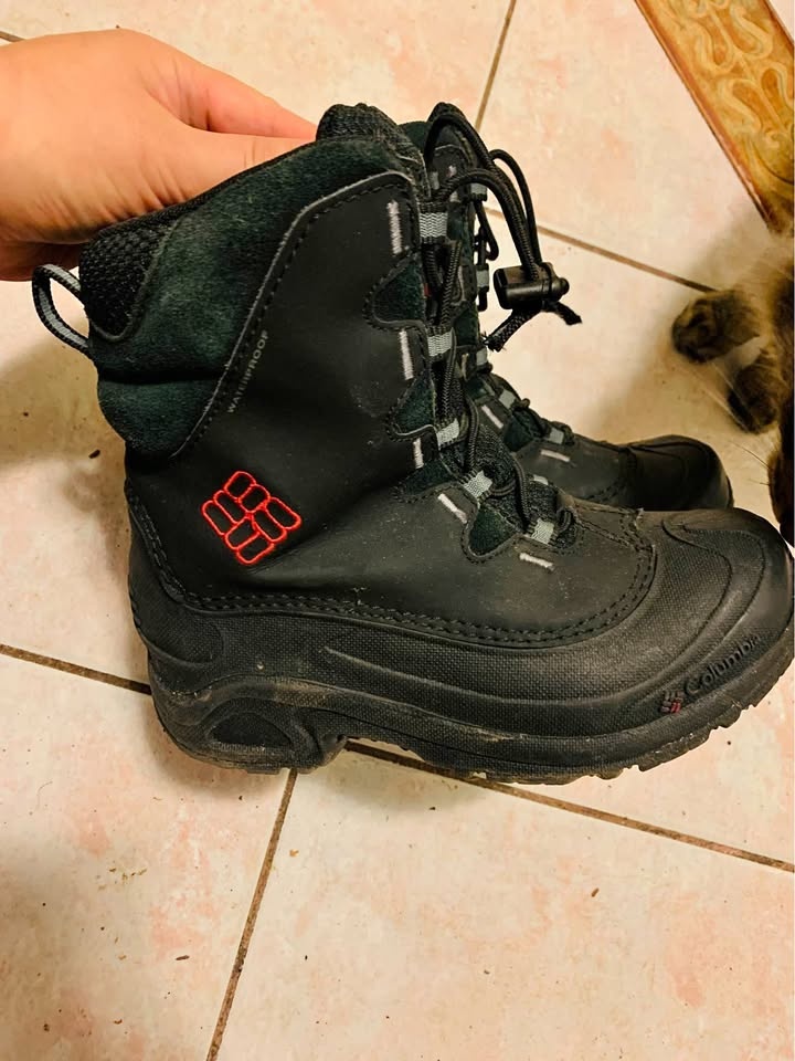 Columbia kids boots size 2