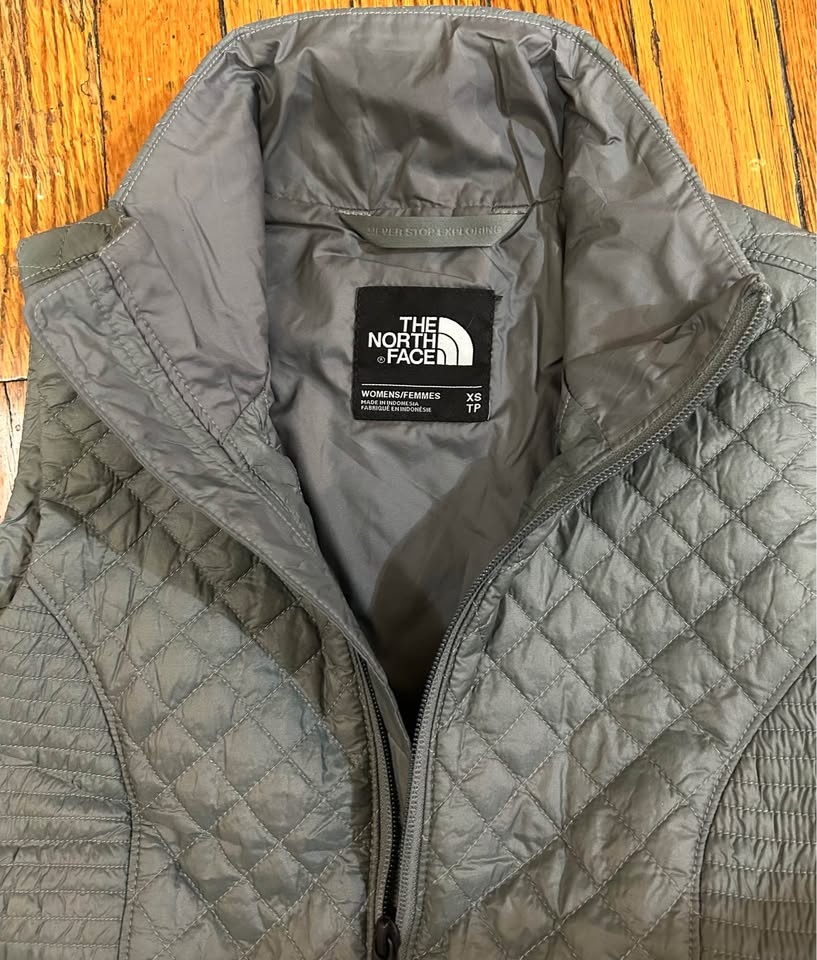 The North Face Women’s Grey Quilted Vest - SZ XS - photo 2