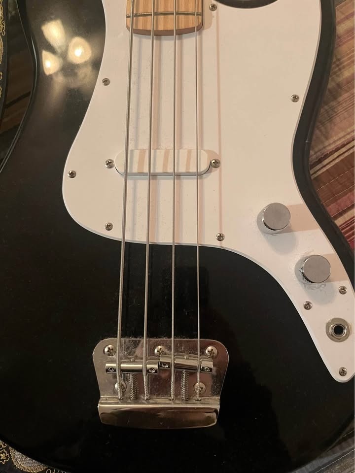 Squier Bronco Bass Guitar - photo 2