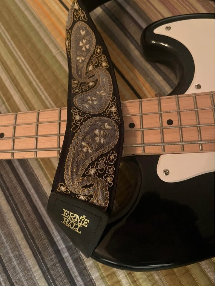 Squier Bronco Bass Guitar - photo 3
