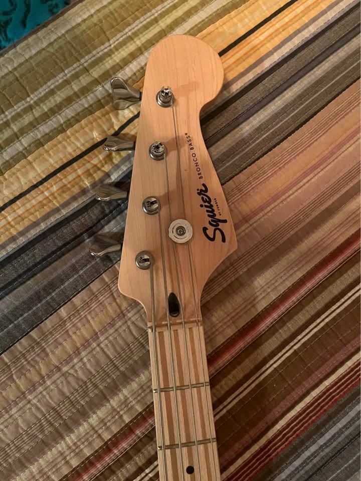 Squier Bronco Bass Guitar - photo 4