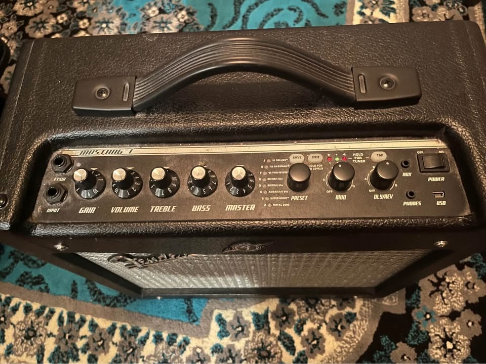 Fender Mustang I (v.2) Guitar Amplifier - photo 2