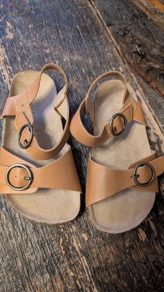 Size 8 ADORABLE gender neutral sandals - photo 3