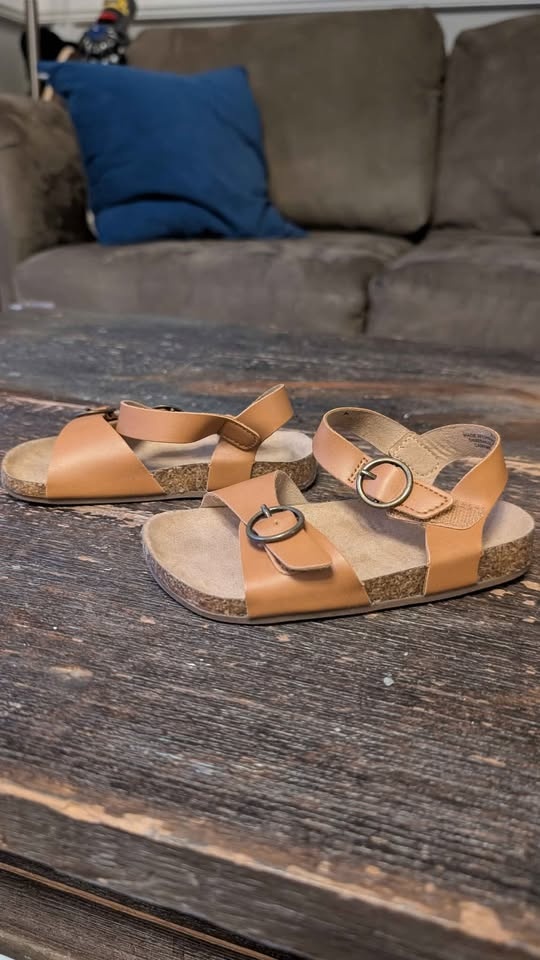 Size 8 ADORABLE gender neutral sandals - photo 4