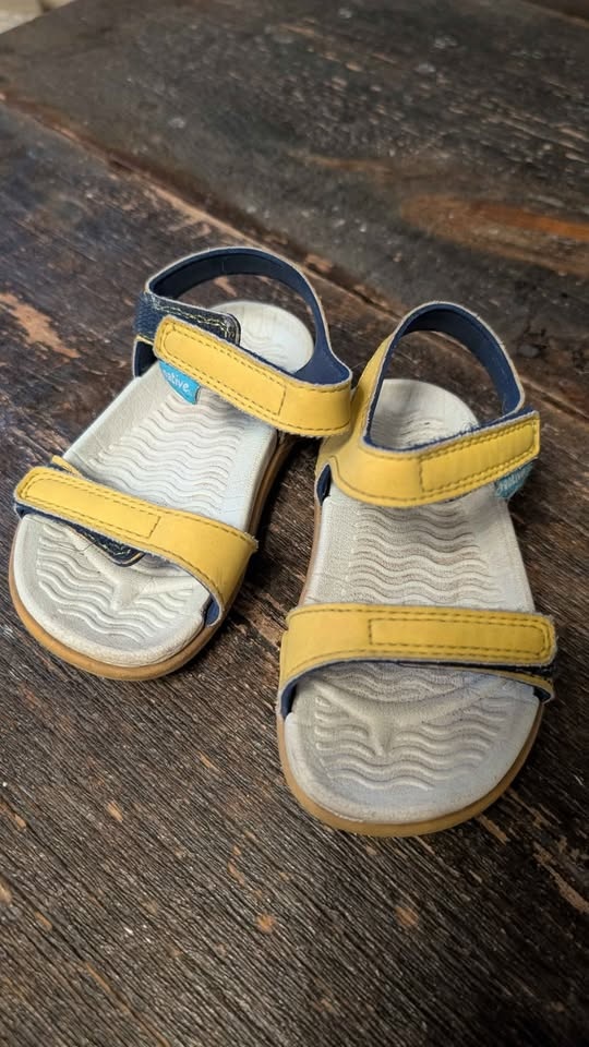 Size 6 and 7 Native Sandals - photo 4