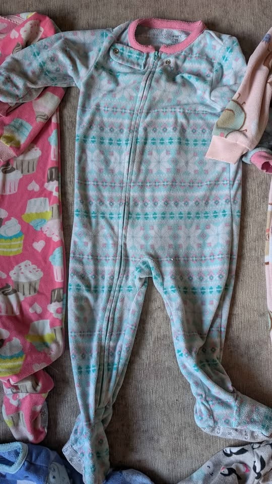 18m Girls Fleece PJs x5 for $20 - photo 4