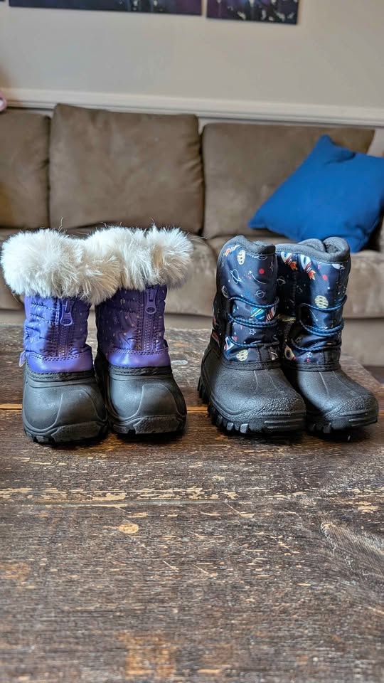 Size 5 LIKE-NEW Snow boots boy and girl
