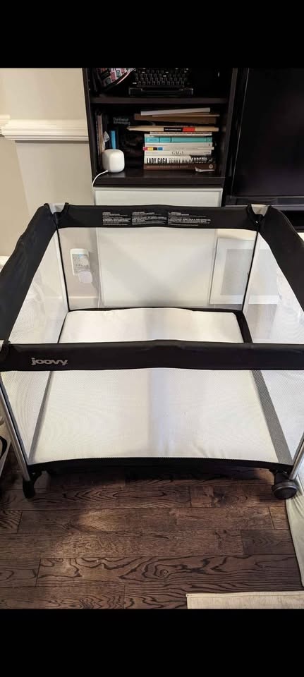 COMPLETE SET Joovy Room 2 playpen, bassinet and change table - photo 3