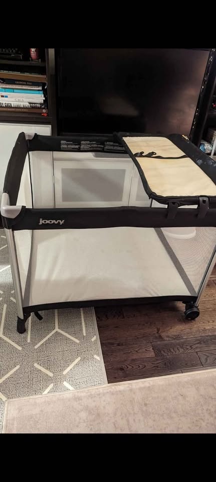 COMPLETE SET Joovy Room 2 playpen, bassinet and change table - photo 4