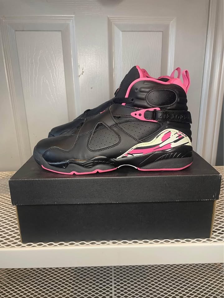Jordan Retro 8's Size 6.5 Grade School