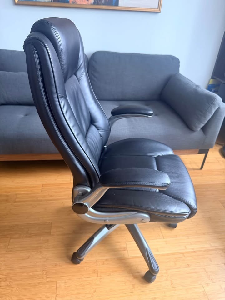 Black Ergonomic Office Chair w/ Movable Arms - photo 2