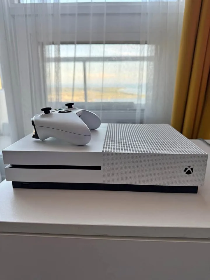 Xbox One S Disc Edition 500gb With Controller thumbnail