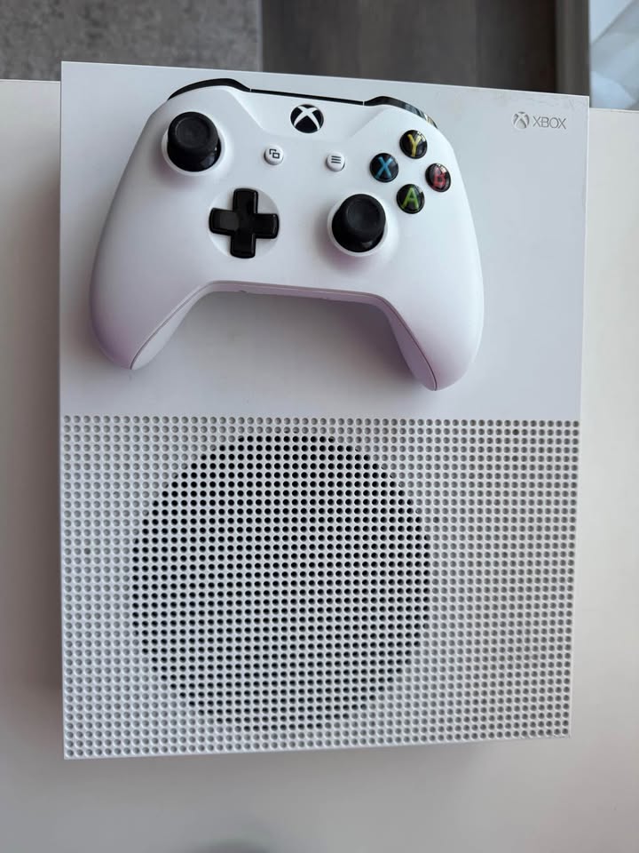 Xbox One S Disc Edition 500gb With Controller - photo 2