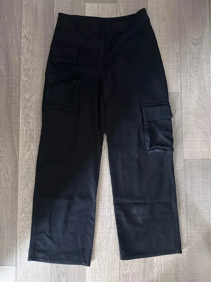 Aritzia Wilfred Free Black Cargo Picture Pants image indicator(2)