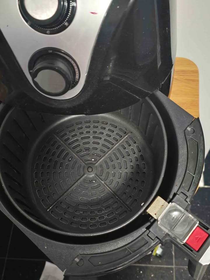 Insignia Air Fryer - photo 2
