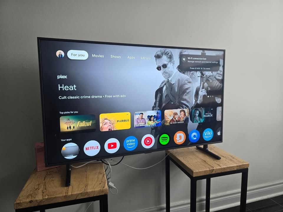 49” Samsung 4K TV with Stand & Chromecast - photo 2