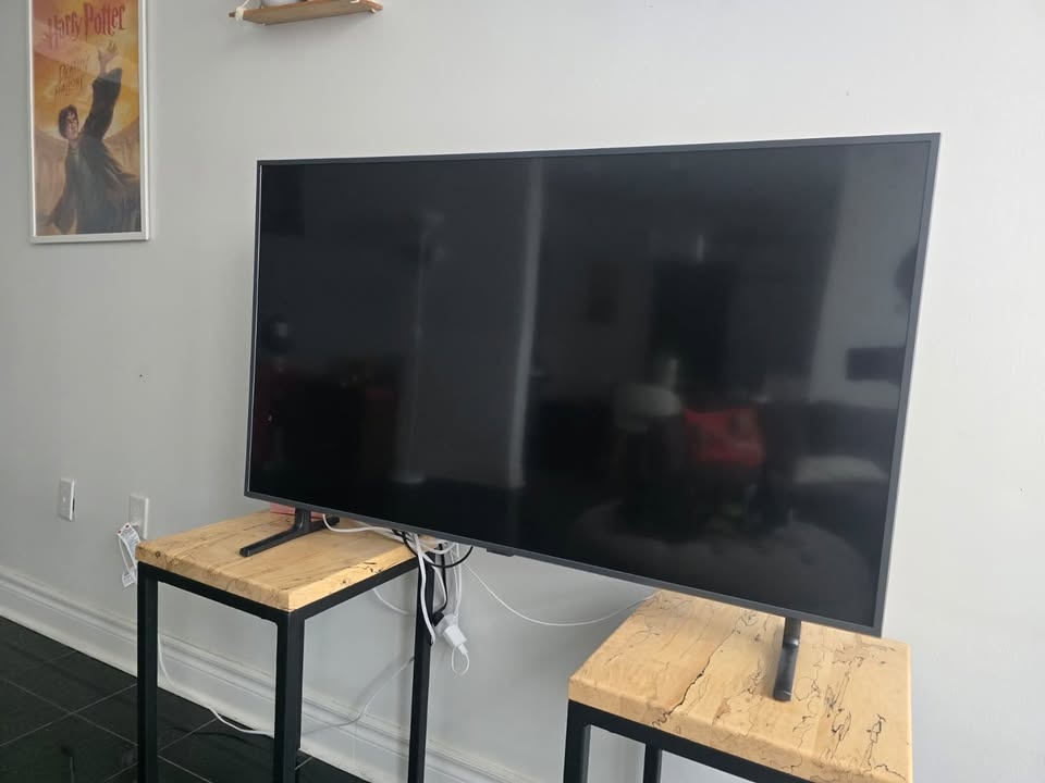 49” Samsung 4K TV with Stand & Chromecast - photo 3