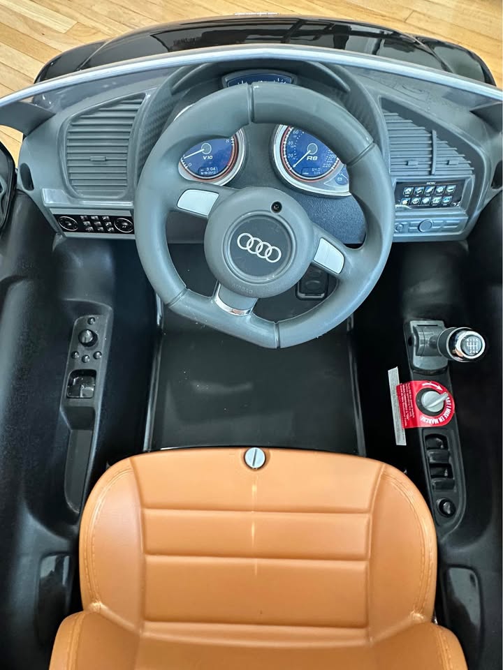 Audi R8 Spyder Kids Ride-On Car – Licensed & Loaded! 🥕 - photo 4