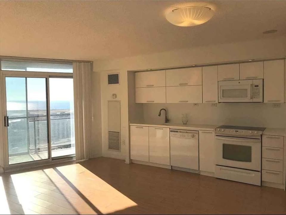 Bedroom with Private Bath for Rent in Shared Condo - photo 4