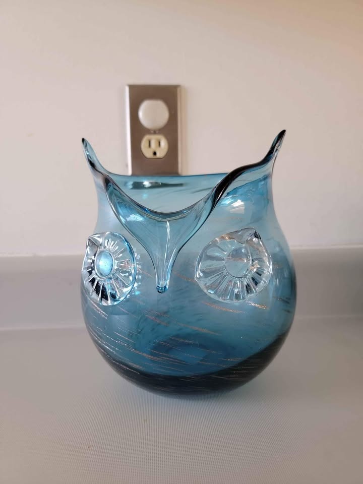 Gorgeous Blue Glass Owl Vase - photo 2