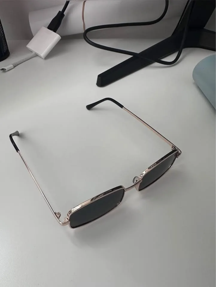 Rectangle glasses w gold frame image indicator(4)