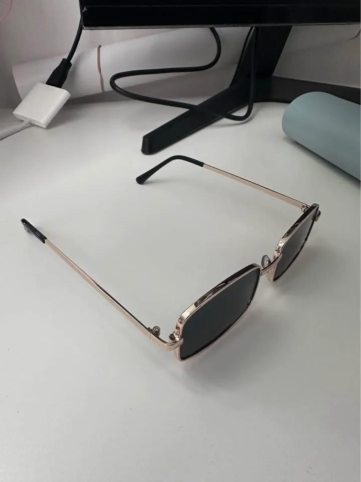 Rectangle glasses w gold frame image indicator(5)