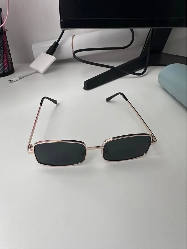 Rectangle glasses w gold frame image indicator(6)