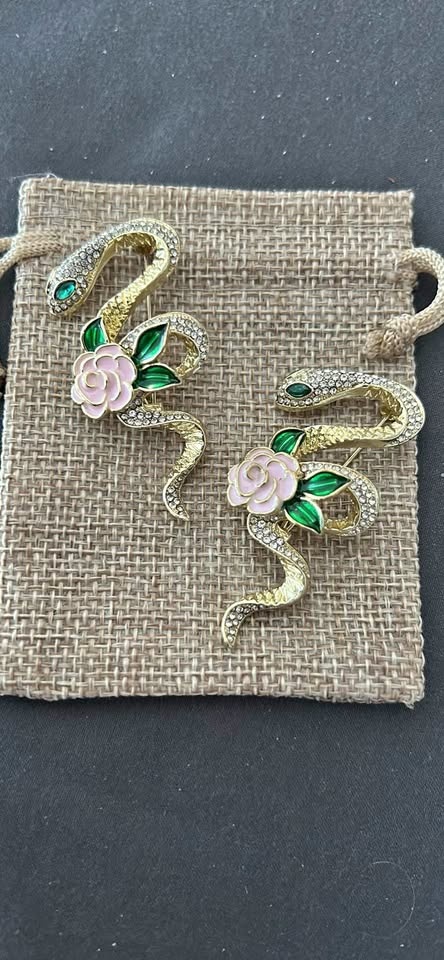 Gold snake brooch’s
