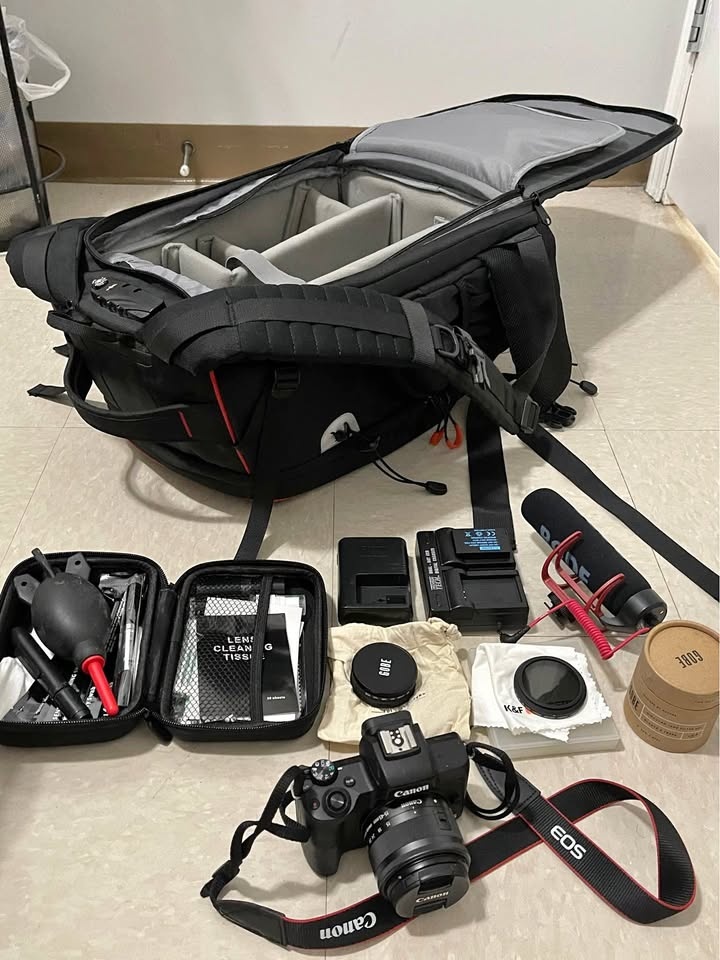 Canon EOS M50 (Mark I) + Full Accessories