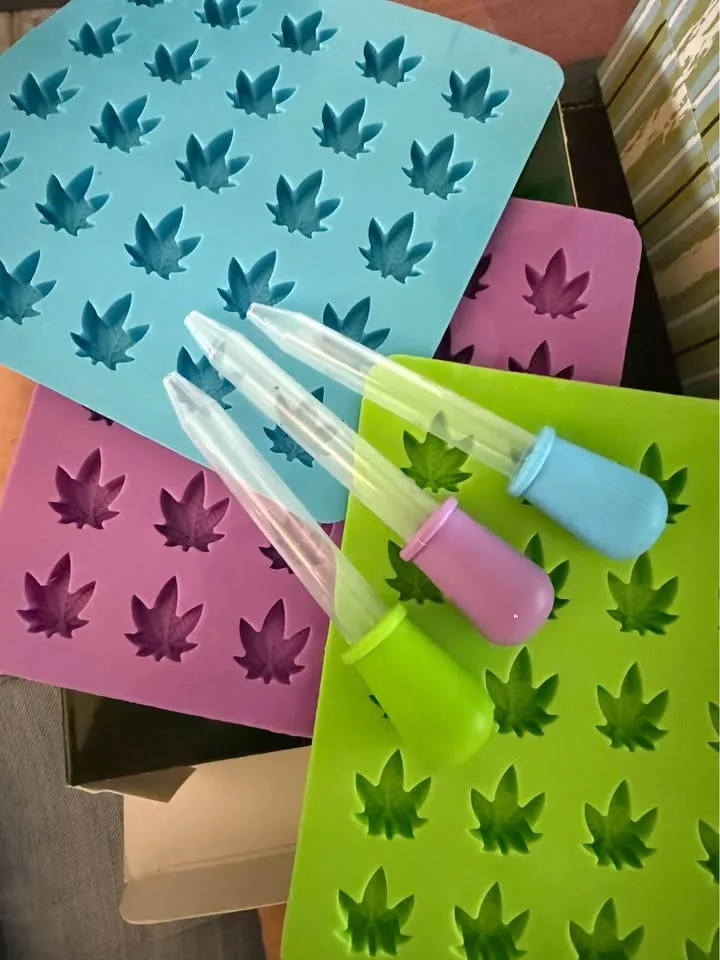 Silicone Weed Leaf Gummy Mold image indicator(2)