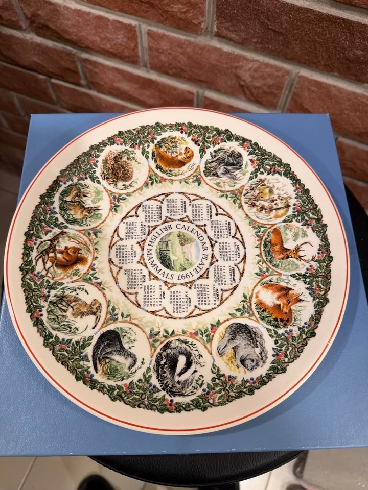 Set of 2 Wedgwood & Staffordshire Decorative Plates - photo 3