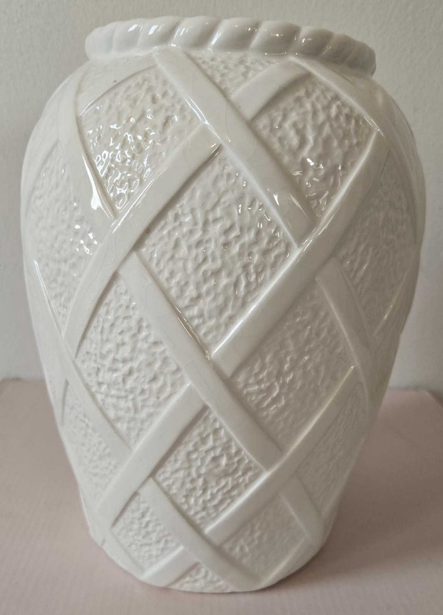 Elegant Porcelain Vase - photo 2