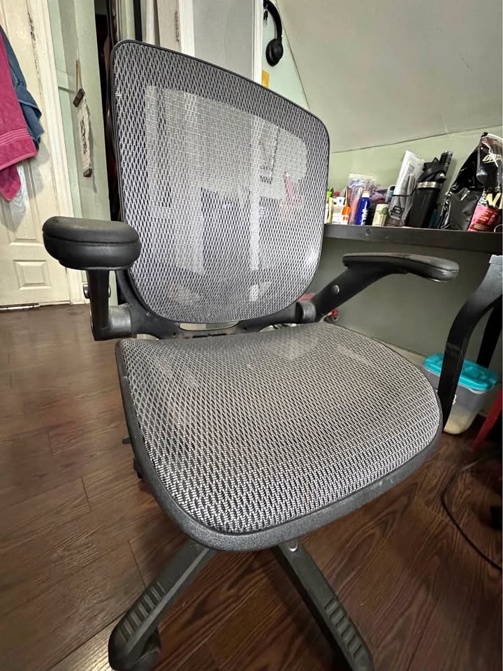 Ergonomic Mesh Office Chair – Adjustable Arms